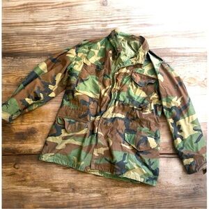 “Rugged Military-Issue Winter Coat – Durable & Warm”